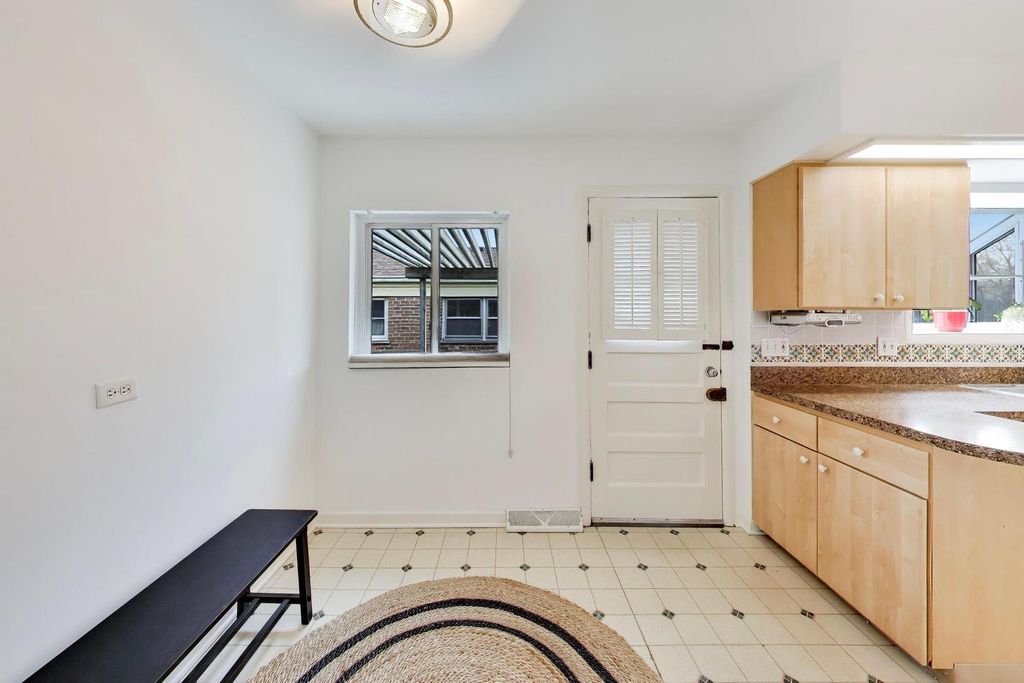 Image 15 of property listing at 325 Dodge Avenue, Evanston, IL 60202