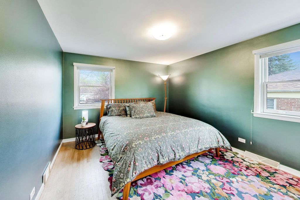 Image 16 of property listing at 325 Dodge Avenue, Evanston, IL 60202