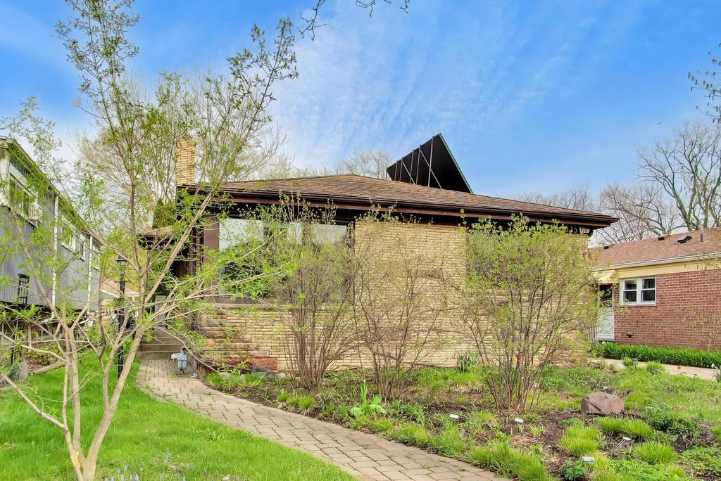 Image 3 of property listing at 325 Dodge Avenue, Evanston, IL 60202