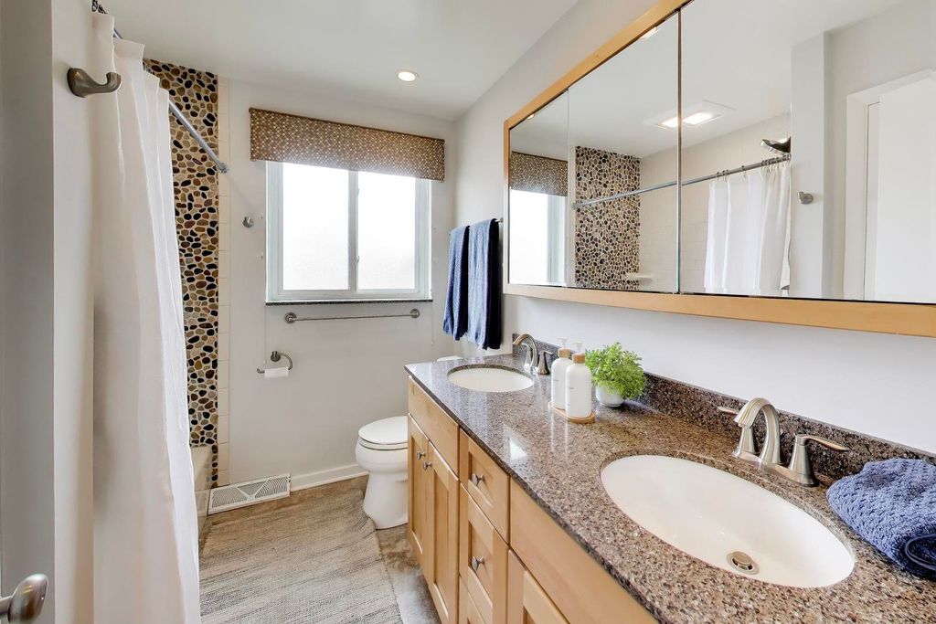 Image 23 of property listing at 325 Dodge Avenue, Evanston, IL 60202