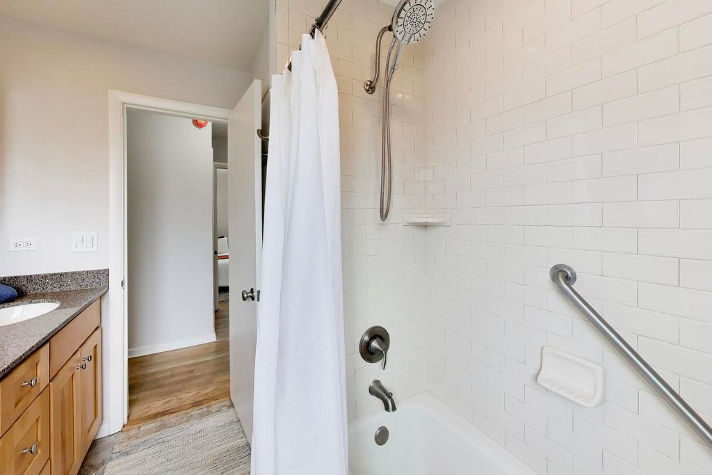 Image 24 of property listing at 325 Dodge Avenue, Evanston, IL 60202