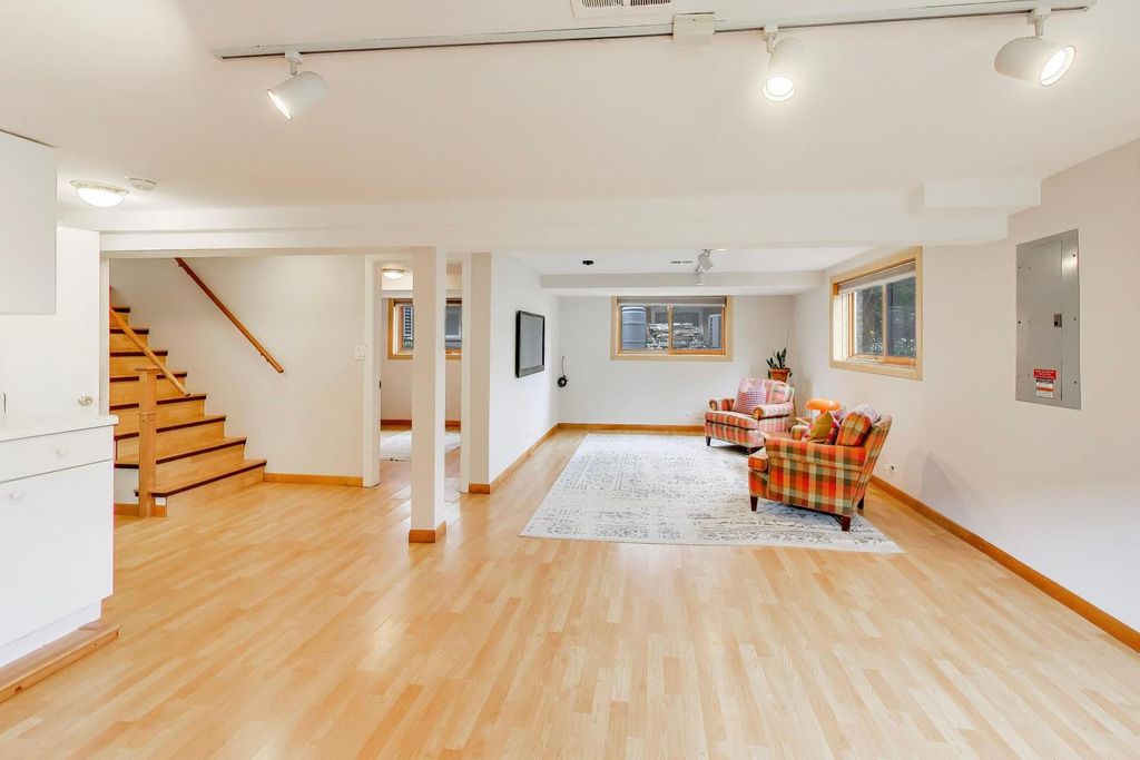 Image 25 of property listing at 325 Dodge Avenue, Evanston, IL 60202