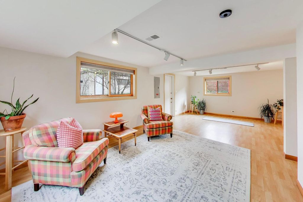 Image 27 of property listing at 325 Dodge Avenue, Evanston, IL 60202
