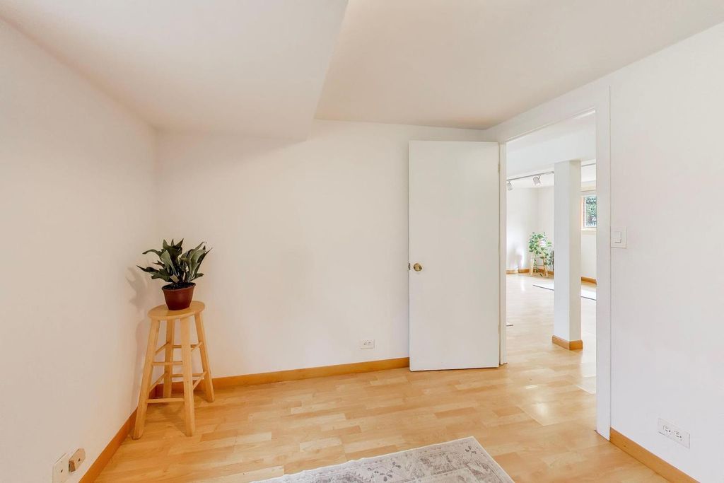 Image 30 of property listing at 325 Dodge Avenue, Evanston, IL 60202