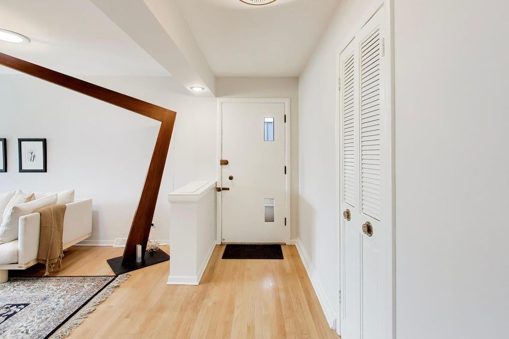Image 4 of property listing at 325 Dodge Avenue, Evanston, IL 60202