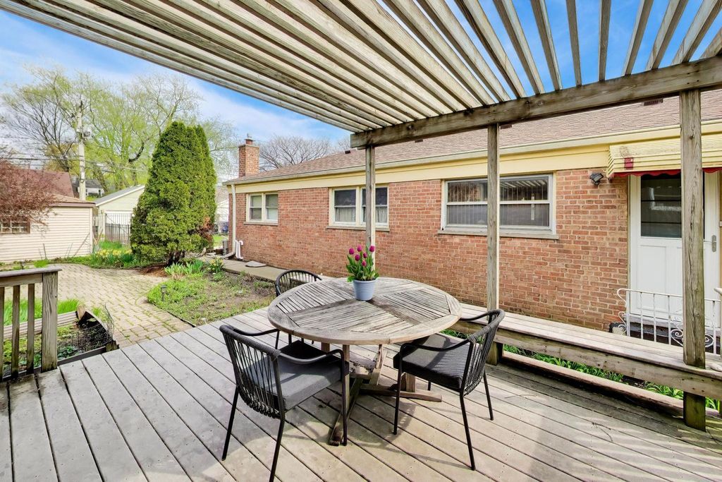 Image 37 of property listing at 325 Dodge Avenue, Evanston, IL 60202