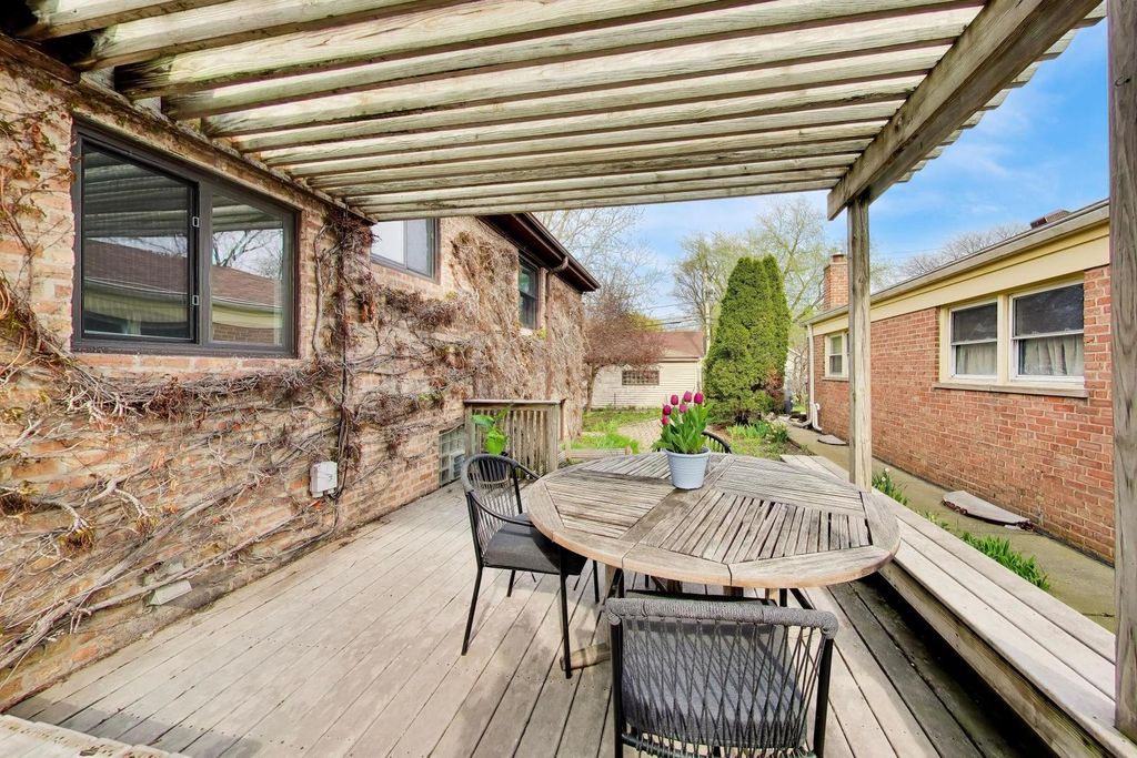 Image 38 of property listing at 325 Dodge Avenue, Evanston, IL 60202