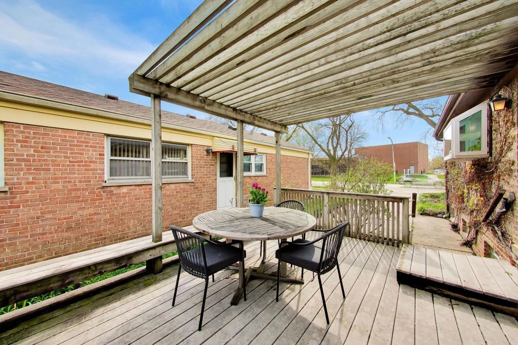 Image 39 of property listing at 325 Dodge Avenue, Evanston, IL 60202