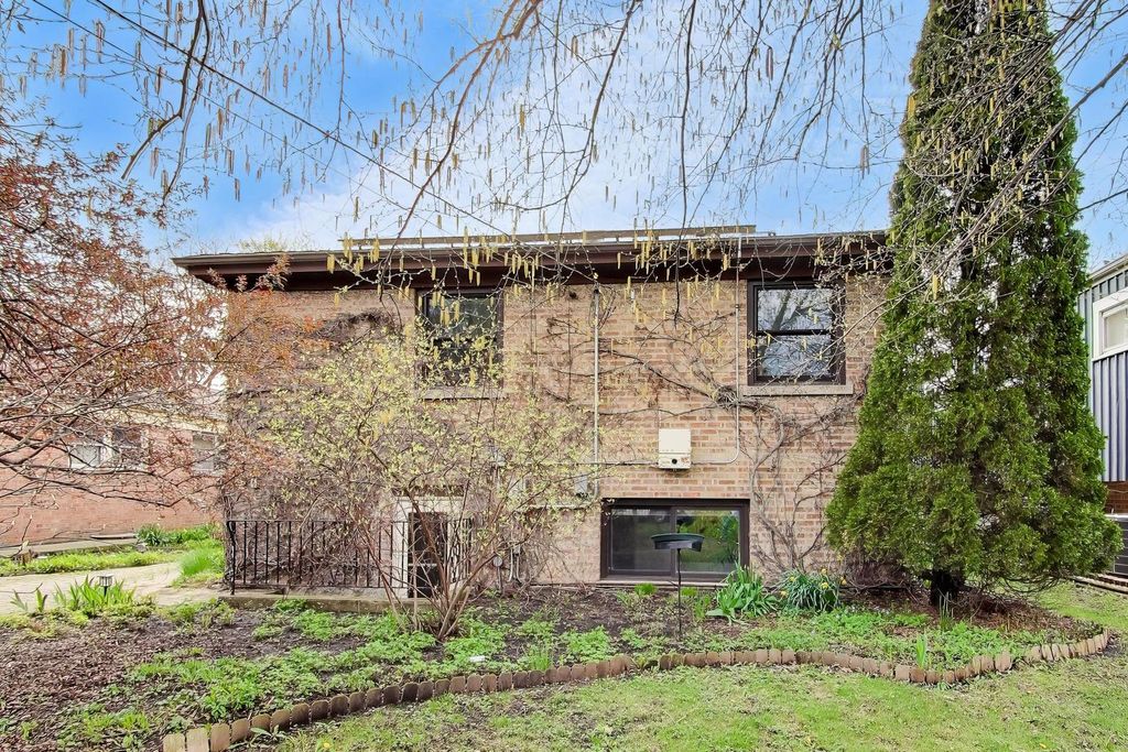 Image 40 of property listing at 325 Dodge Avenue, Evanston, IL 60202