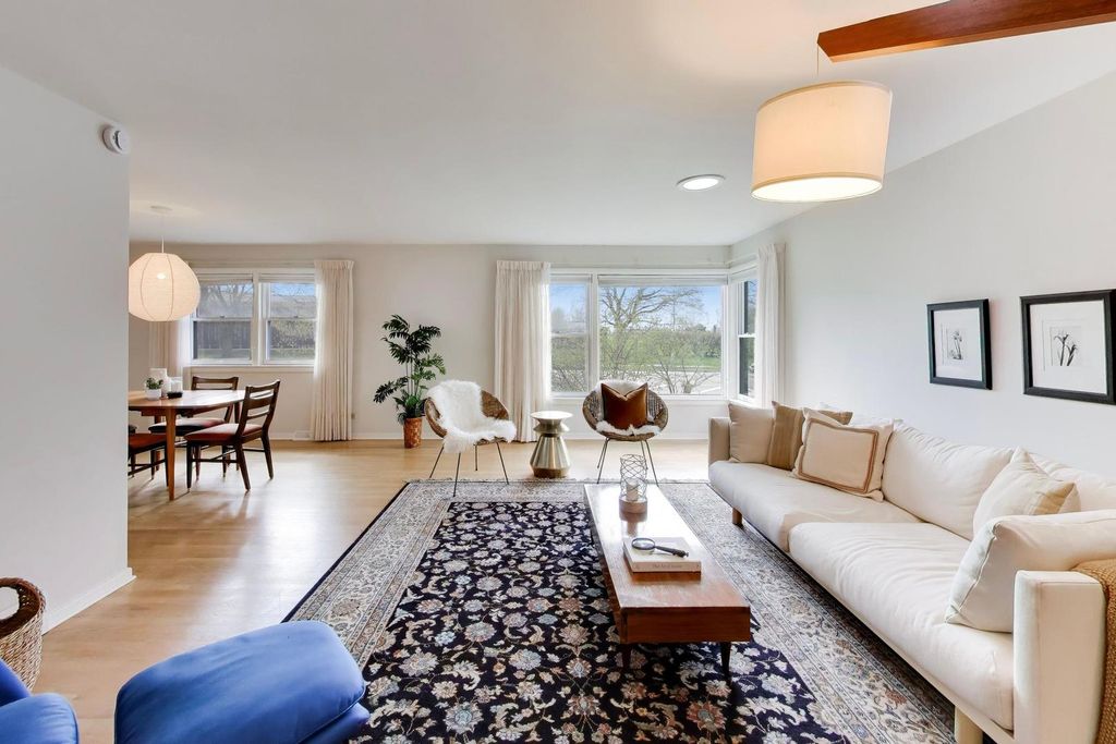 Image 5 of property listing at 325 Dodge Avenue, Evanston, IL 60202
