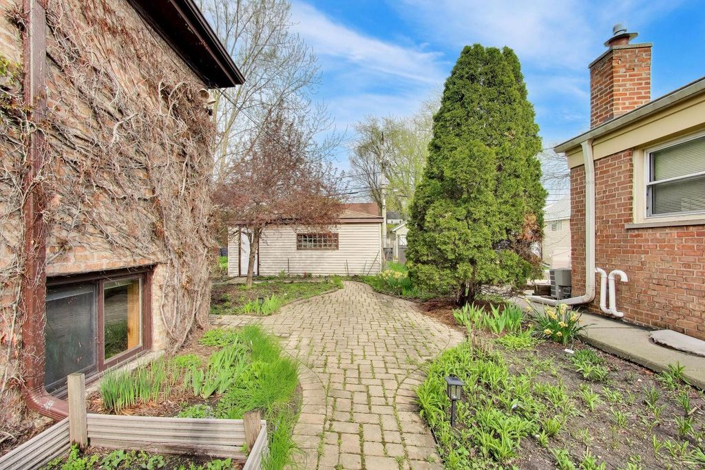 Image 42 of property listing at 325 Dodge Avenue, Evanston, IL 60202