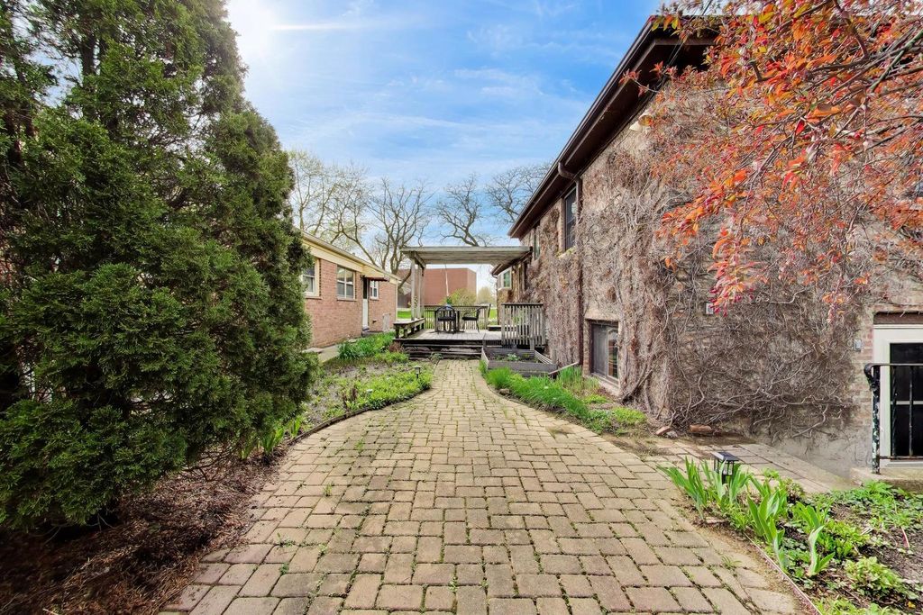Image 43 of property listing at 325 Dodge Avenue, Evanston, IL 60202