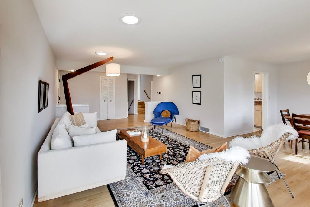 Image 6 of property listing at 325 Dodge Avenue, Evanston, IL 60202