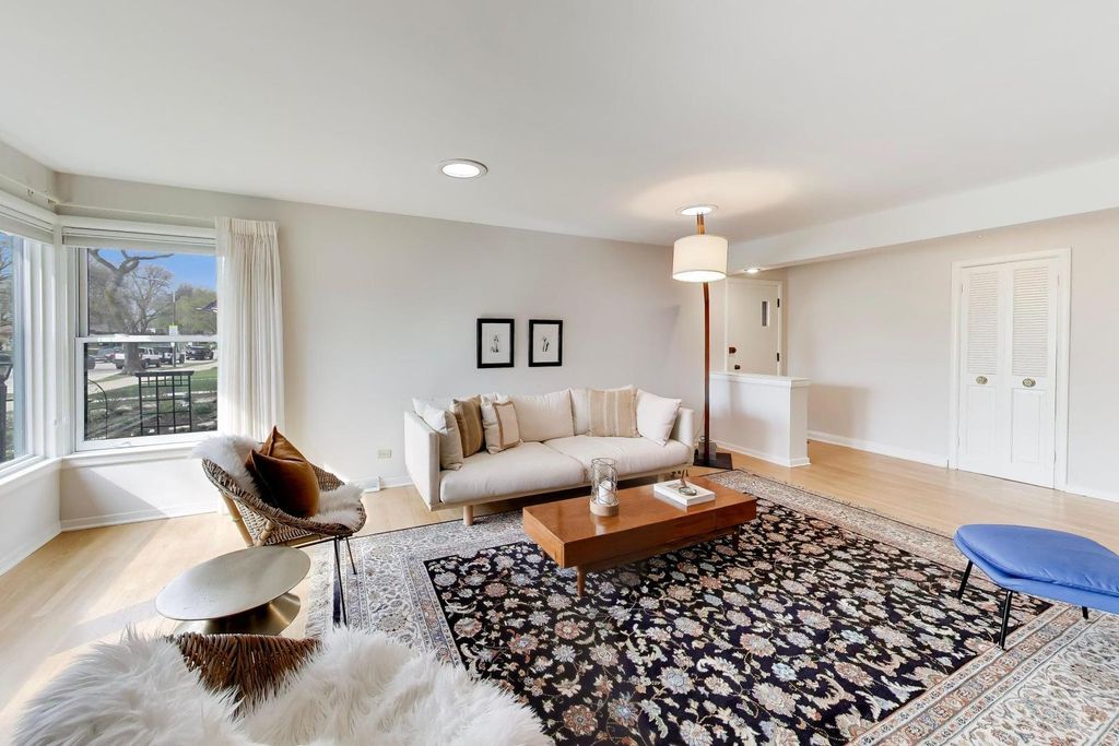 Image 7 of property listing at 325 Dodge Avenue, Evanston, IL 60202