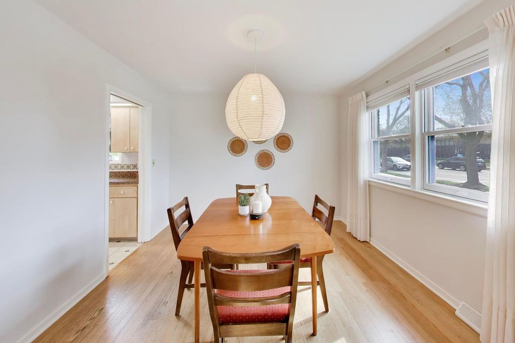 Image 8 of property listing at 325 Dodge Avenue, Evanston, IL 60202