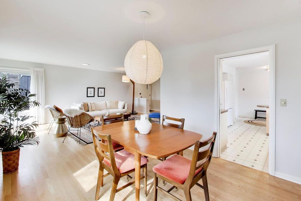 Image 9 of property listing at 325 Dodge Avenue, Evanston, IL 60202
