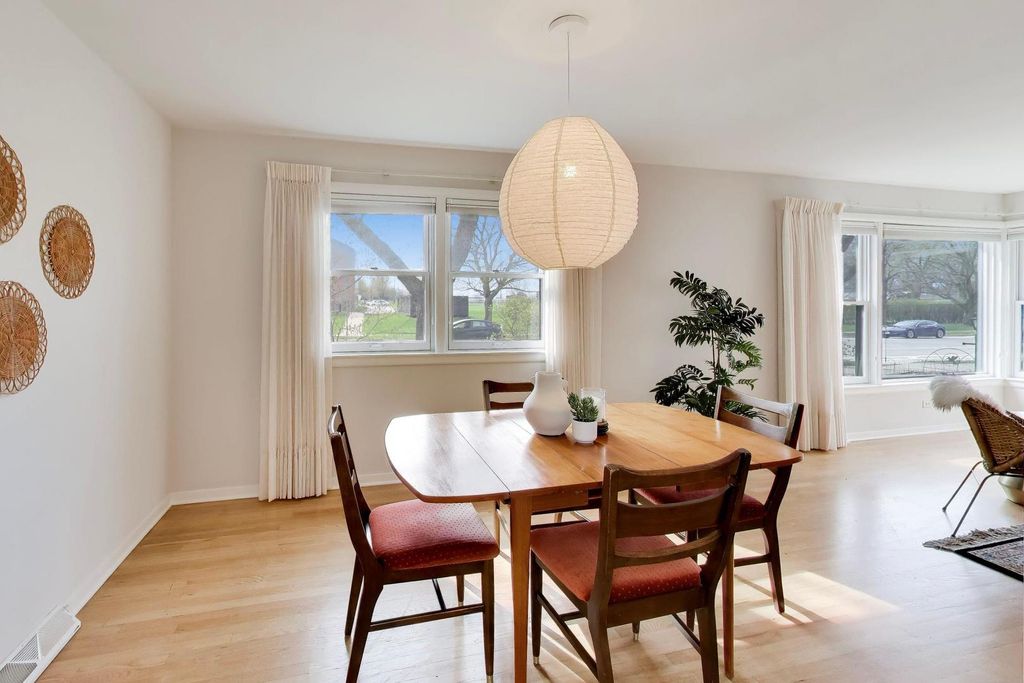 Image 10 of property listing at 325 Dodge Avenue, Evanston, IL 60202