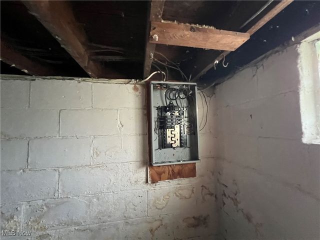 2773 Burton Street SE, Warren, OH 44484