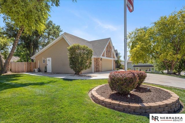 10605 Madison Street, Omaha, NE 68127