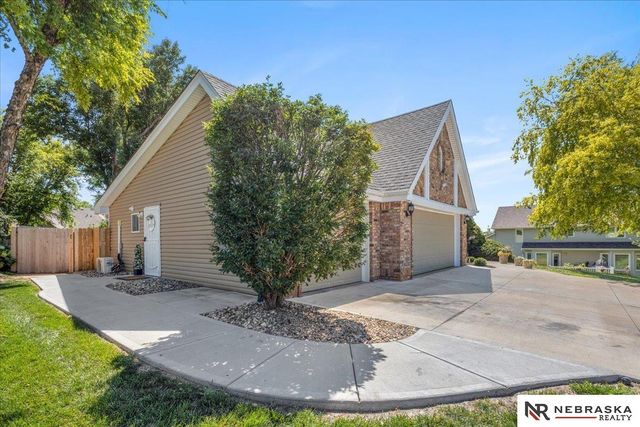 10605 Madison Street, Omaha, NE 68127