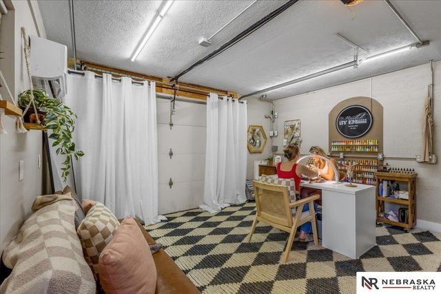10605 Madison Street, Omaha, NE 68127