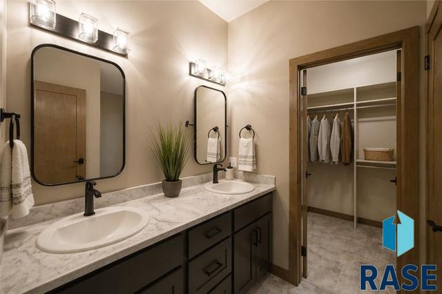 612 E Lakeview Dr Drive, Brandon, SD 57005
