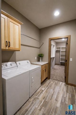612 E Lakeview Dr Drive, Brandon, SD 57005