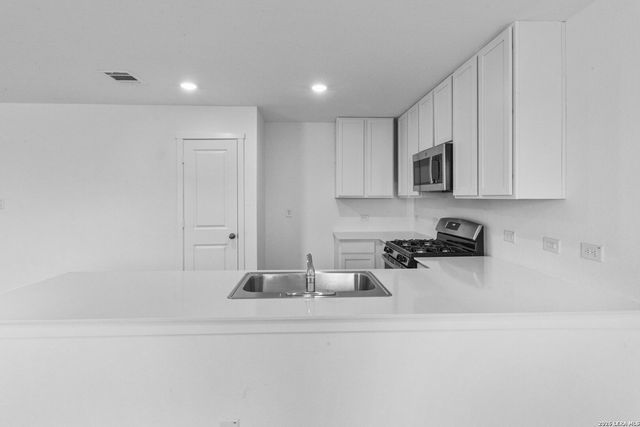 12903 Kathleen St, St Hedwig, TX 78152