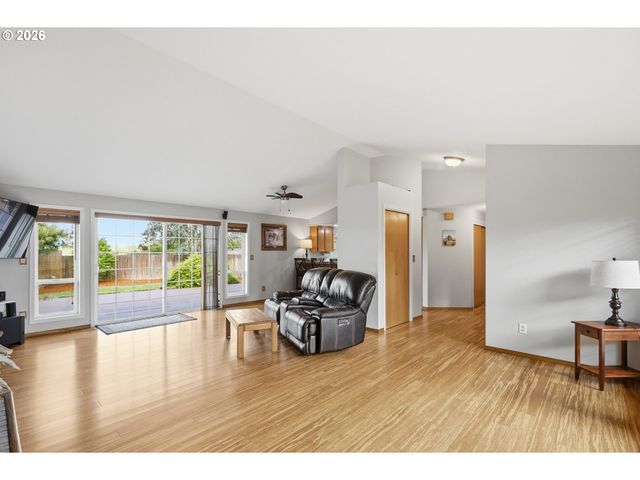 361 72ND Pl, Springfield, OR 97478