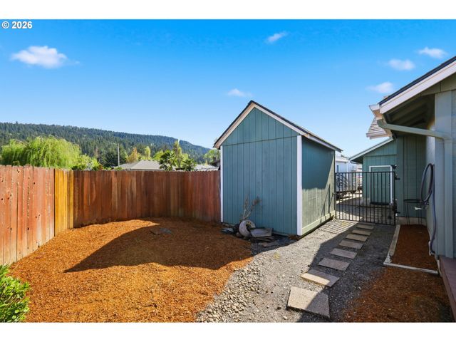 361 72ND Pl, Springfield, OR 97478