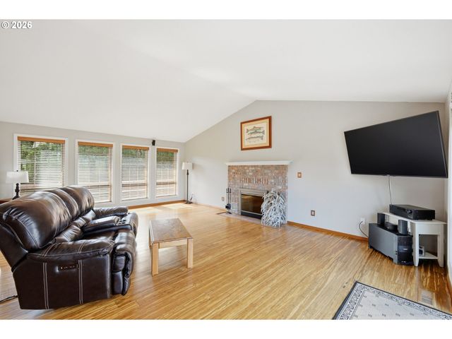 361 72ND Pl, Springfield, OR 97478