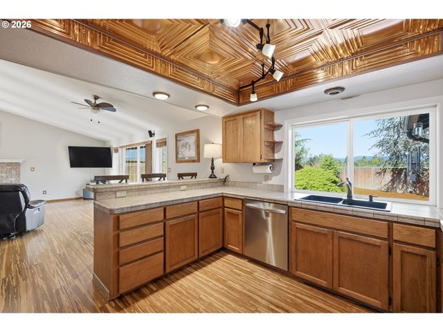 361 72ND Pl, Springfield, OR 97478