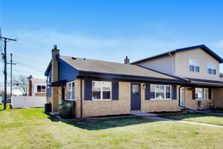 9011 N Grace Avenue, Niles, IL 60714