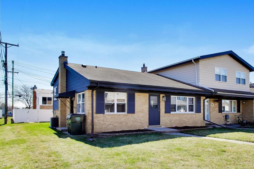 Image 1 of property listing at 9011 N Grace Avenue, Niles, IL 60714
