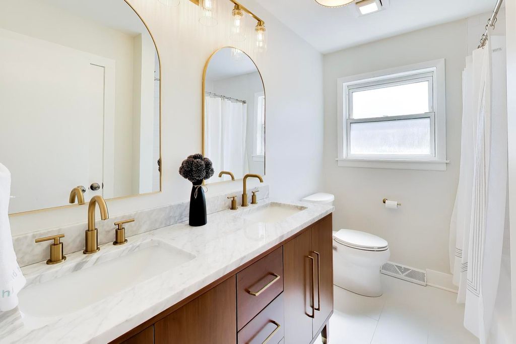 Image 11 of property listing at 9011 N Grace Avenue, Niles, IL 60714