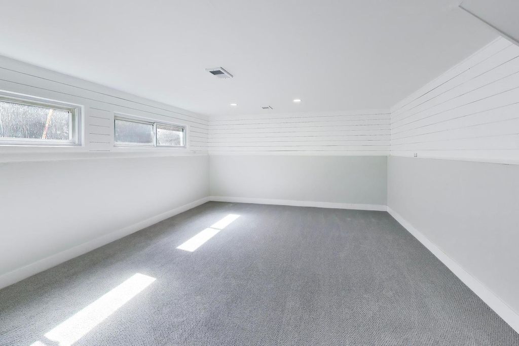 Image 13 of property listing at 9011 N Grace Avenue, Niles, IL 60714