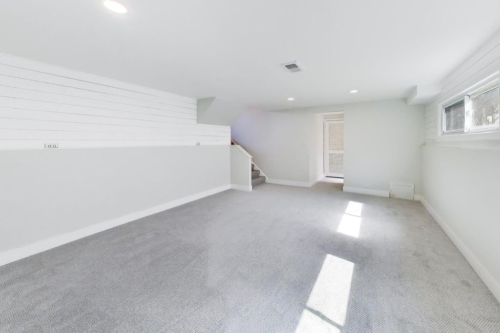 Image 14 of property listing at 9011 N Grace Avenue, Niles, IL 60714