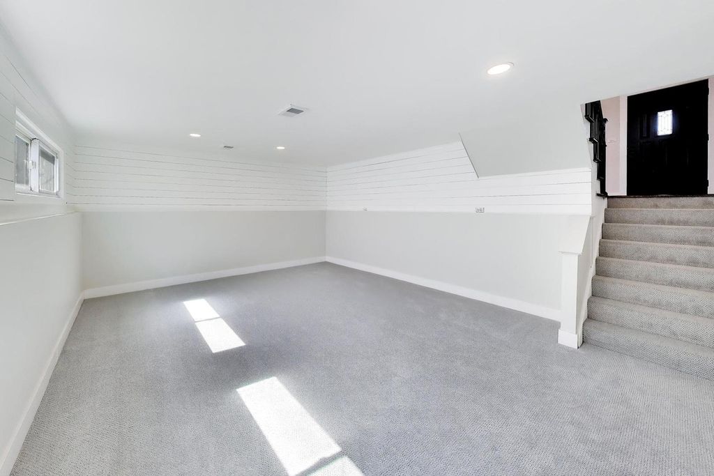 Image 15 of property listing at 9011 N Grace Avenue, Niles, IL 60714
