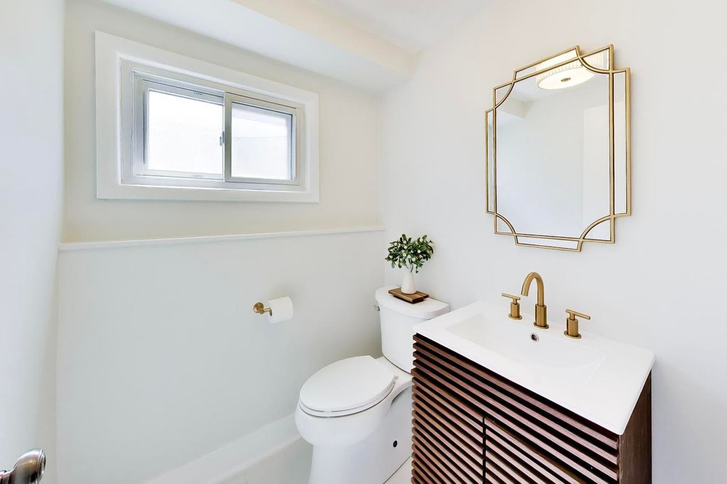 Image 16 of property listing at 9011 N Grace Avenue, Niles, IL 60714