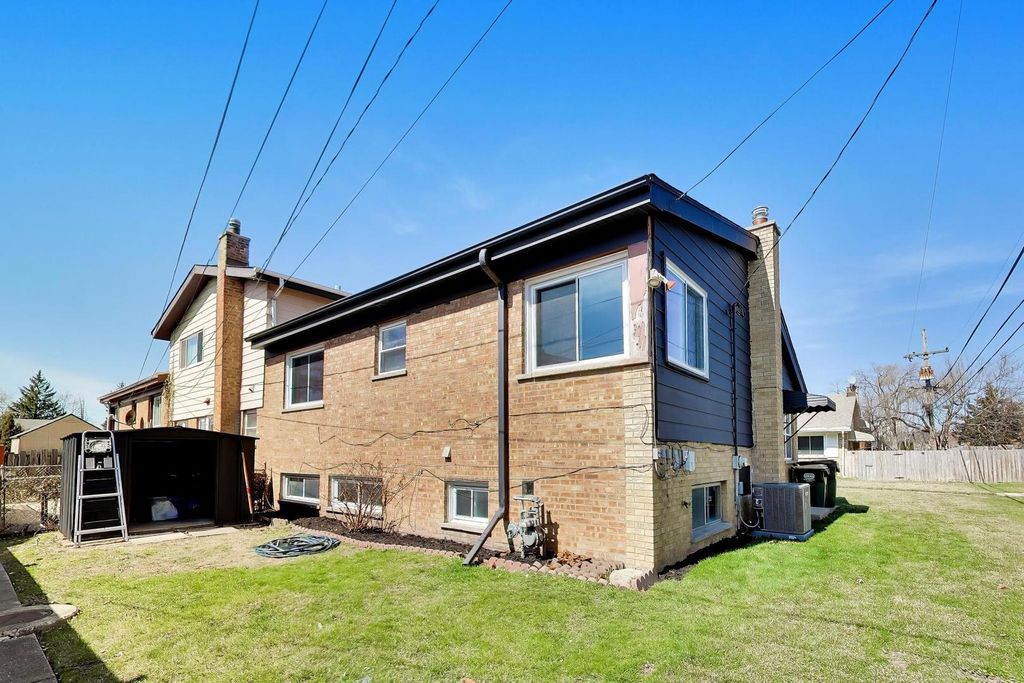 Image 17 of property listing at 9011 N Grace Avenue, Niles, IL 60714