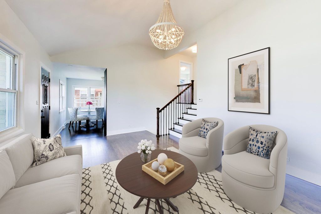 Image 3 of property listing at 9011 N Grace Avenue, Niles, IL 60714