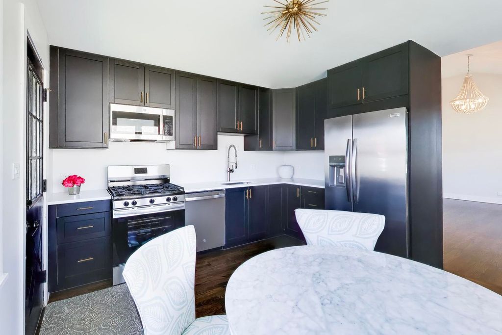 Image 5 of property listing at 9011 N Grace Avenue, Niles, IL 60714