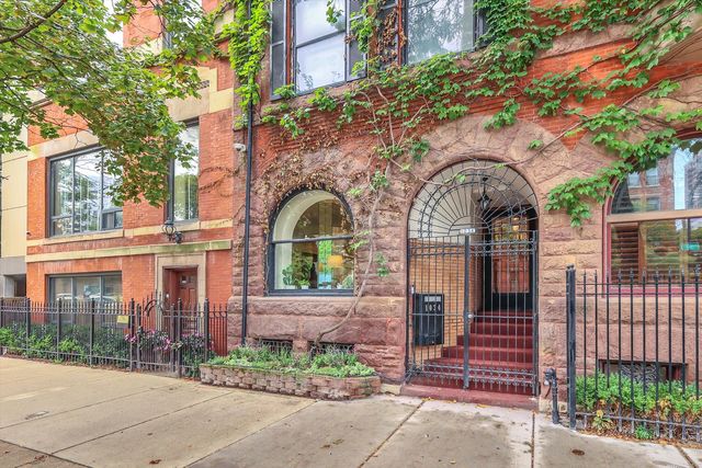 1034 N La Salle Drive, Chicago, IL 60610