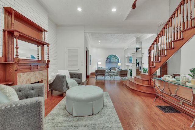 1034 N La Salle Drive, Chicago, IL 60610