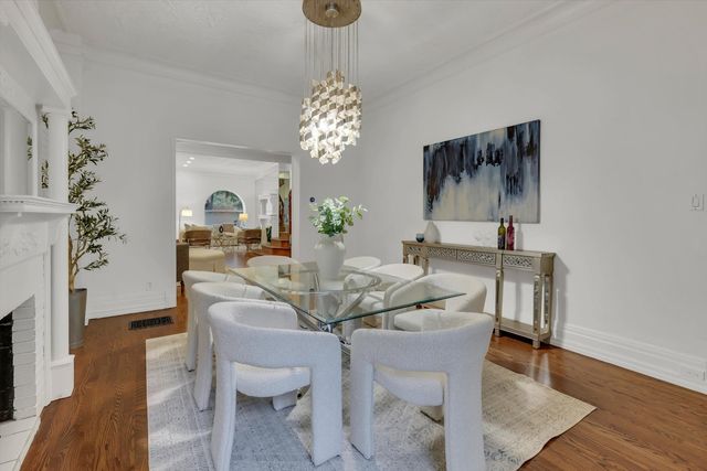 1034 N La Salle Drive, Chicago, IL 60610