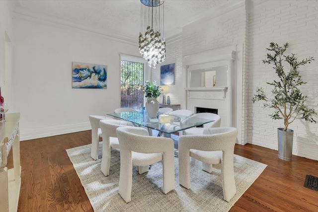 1034 N La Salle Drive, Chicago, IL 60610