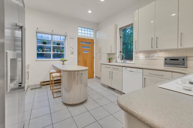 1034 N La Salle Drive, Chicago, IL 60610