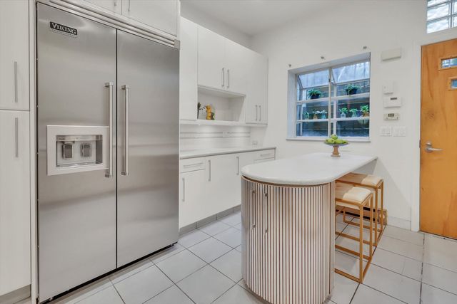 1034 N La Salle Drive, Chicago, IL 60610