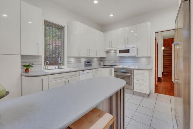 1034 N La Salle Drive, Chicago, IL 60610