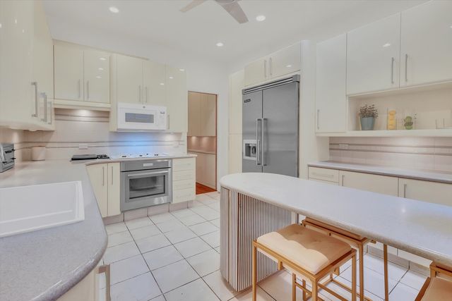1034 N La Salle Drive, Chicago, IL 60610